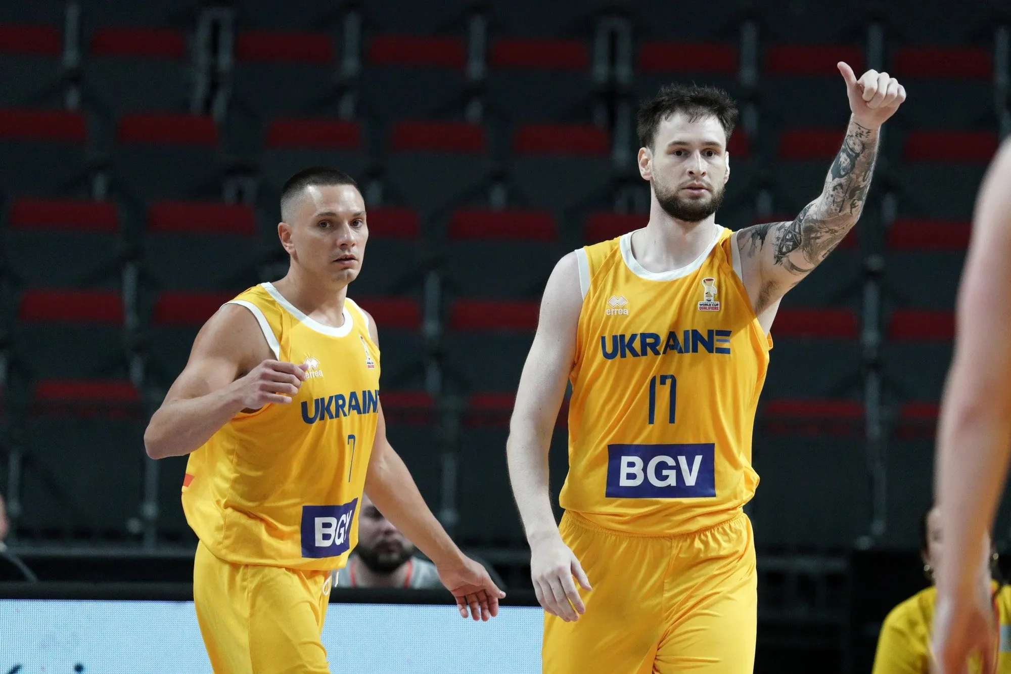 Денис Лукашов і Андрій Войналович у матчі Україна - Греція.