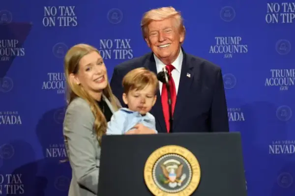 Президент Дональд Трамп слухає, як місцева родина виступає на сцені під час заходу в Red Rock Casino Resort and Spa в Лас-Вегасі, середа, 5 серпня 2026 року. (AP Photo/John Locher)