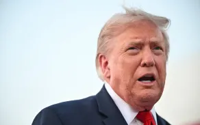 Президент США Дональд Трамп розмовляє з журналістами після виходу з борту Air Force One, повертаючись до Об'єднаної бази Ендрюс у Меріленді 19 липня 2026 року. Трамп повертається до Білого дому з Нью-Джерсі, де він відвідував фінал Чемпіонату світу з футболу 2026 року. (Фото: Mandel NGAN / AFP)