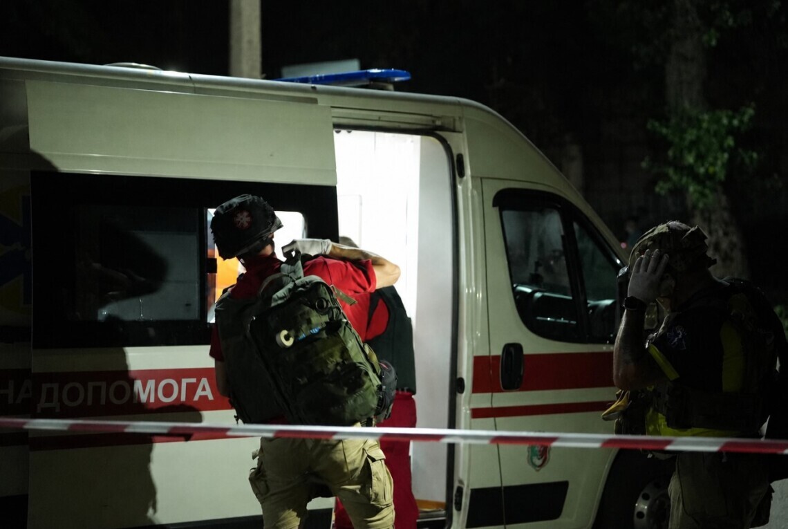 У Києві внаслідок нічної атаки 20 серпня загинула жінка та є постраждалі. У Солом’янському районі зруйновані верхні поверхи дев’ятиповерхівки, в іншому будинку заблоковані люди.