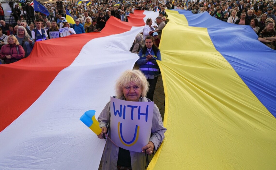 Поляки дедалі частіше сприймають українців не лише як біженців, яким потрібна допомога, а як конкурентів на ринку праці та у бізнесі.