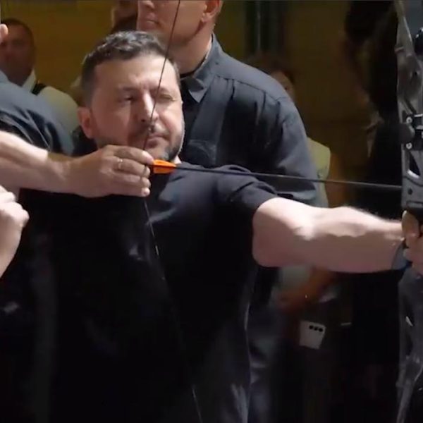 Зеленський відвідав військових на Прикарпатті, стріляв з лука та піднімав штангу