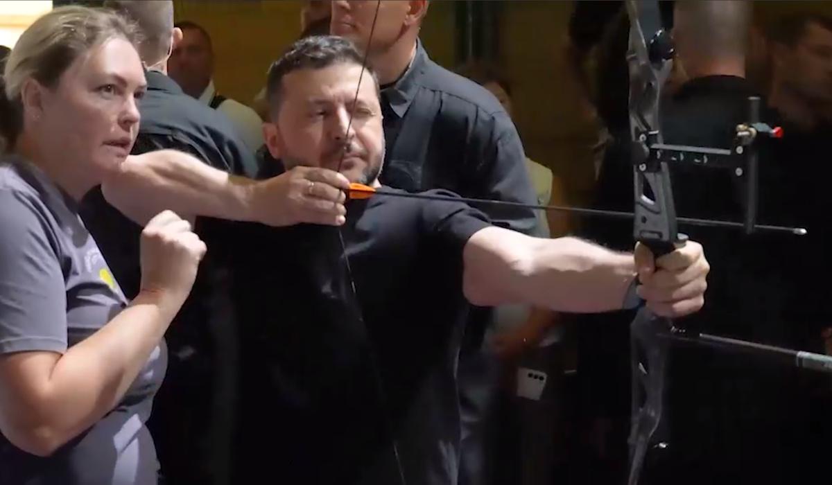 На Прикарпатті Зеленський стріляв з лука і піднімав штангу (відео)