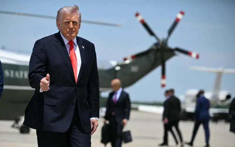 Президент США Дональд Трамп показує великий палець, йдучи сідати на борт Air Force One на базі Ендрюс, Меріленд, 1 травня 2026 року. Трамп прямує до Флориди, щоб виступити на заході в The Villages та відвідати вечерю Forum Club of the Palm Beaches. (Фото: Jim WATSON / AFP)