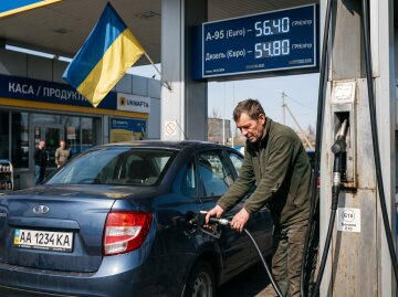 АЗС бензин Е10 заправка пальне