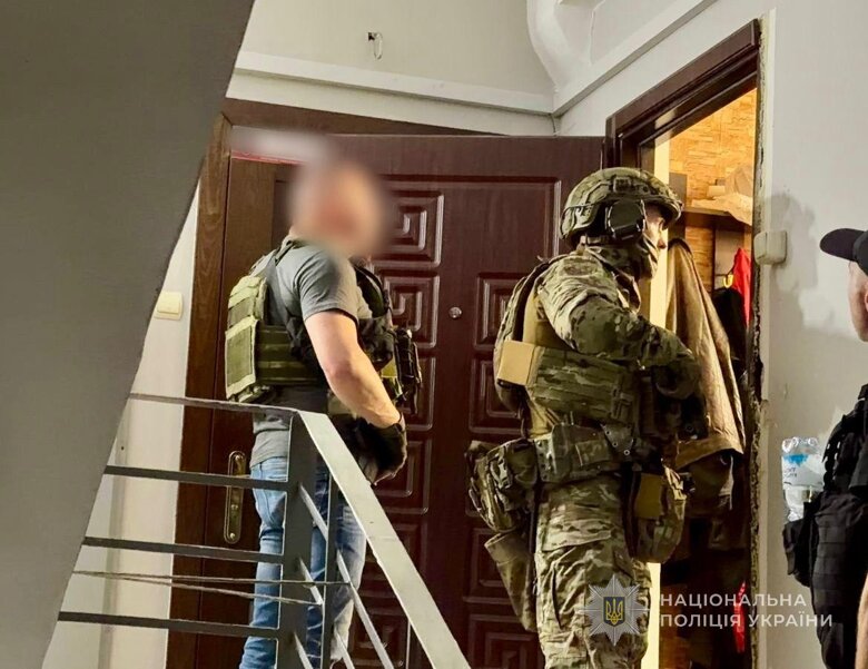 В Одесі 50-річний чоловік із мисливської рушниці застрелив своїх батьків, поранив брата, а після прибуття поліції наклав на себе руки. Правоохоронці розслідують трагедію.