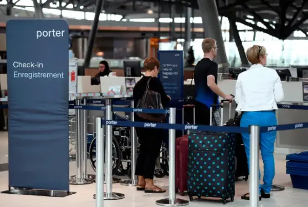 Пасажири Porter Airlines реєструються на рейс у терміналі вильоту Міжнародного аеропорту Оттави в понеділок, 28 травня 2018 року, в Оттаві, Онтаріо. (Justin Tang/The Canadian Press через AP)
