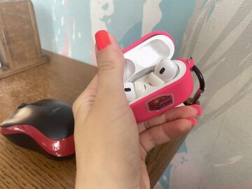 Навушники, AirPods, фото: Знай.ua