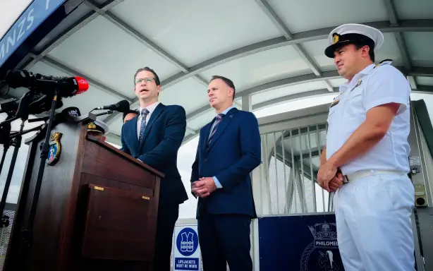 Заступник міністра оборони Кріс Пенк представляє план разом із депутатом від Норт-Шор Саймоном Вотсом на військово-морській базі Девонпорт в Окленді.