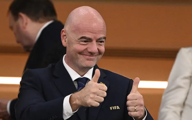 Президент ФІФА Джанні Інфантіно показує великий палець догори під час Чемпіонату світу в Катарі 2022