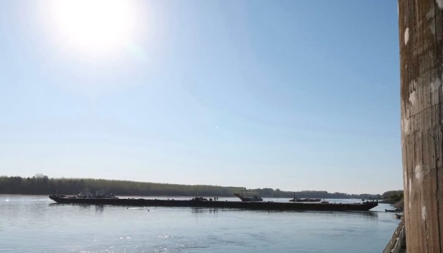 В Угорщині розпочали затоплення двох барж для підняття рівня води у Дунаї