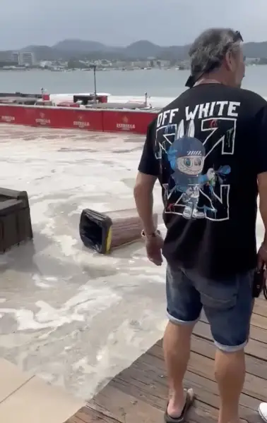 Туристи могли спостерігати, як вода проходить пляжами