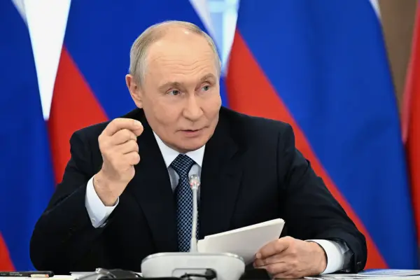Президент Росії Володимир Путін під час зустрічі на комплексі синхротронного випромінювання «Сибірський кільцевий джерело фотонів» для багатодисциплінарних досліджень у Кольцово, Новосибірська область, Росія, вівторок, 11 серпня 2026 року. (Kristina Solovyova, Sputnik, Kremlin Pool Photo via AP)