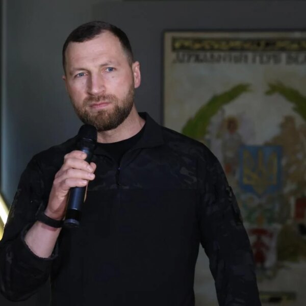 Міністр оборони Хмара продемонстрував незвичайний годинник