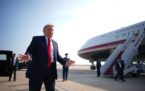 JOINT BASE ANDREWS, MARYLAND – 1 ЛИПНЯ: Президент США Дональд Трамп зупиняється, щоб поговорити з пресою перед посадкою на борт Air Force One 1 липня 2026 року на базі Ендрюс, Меріленд. Трамп прямує до Північної Дакоти на церемонію відкриття Президентської бібліотеки Теодора Рузвельта під час своєї першої поїздки на новому літаку Air Force One, подарованому США урядом Катару. Andrew Harnik/Getty Images/AFP (Фото: Andrew Harnik / GETTY IMAGES NORTH AMERICA / Getty Images через AFP)
