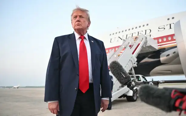 Президент США Дональд Трамп виступає перед репортерами після посадки з Air Force One, повертаючись до об'єднаної бази Ендрюс у Меріленді 19 липня 2026 року. Трамп повертається до Білого дому з Нью-Джерсі, де відвідував фінал Чемпіонату світу 2026 року. (Фото Mandel NGAN / AFP)