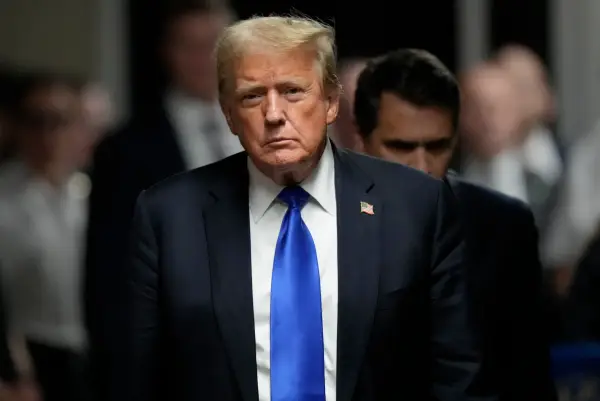 Експрезидент Дональд Трамп йде до журналістів, перш ніж виступити після визнання винним за 34 пунктами обвинувачення у фальсифікації ділових записів першого ступеня у Верховному суді штату Нью-Йорк, Нью-Йорк, США, 30 травня 2024 року. Експрезидент постав перед 34 пунктами обвинувачення у фальсифікації ділових записів у першій кримінальній справі, яка дійшла до суду. EPA/Seth Wenig / POOL