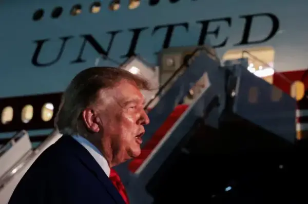 Президент США Дональд Трамп розмовляє з представниками ЗМІ після висадки з Air Force One на базі Ендрюс, штат Меріленд, США, 11 серпня 2026 року. REUTERS/Kylie Cooper