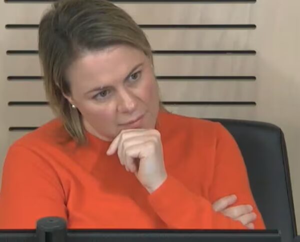 Дружину посадовця ICAC просять пояснити зарплату у 660 тисяч доларів