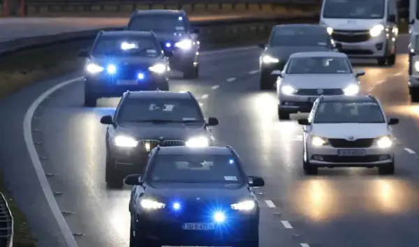 Автомобілі Garda рухаються автострадою M7 у Ратлкулі після виїзду з Кримінального суду Дубліна