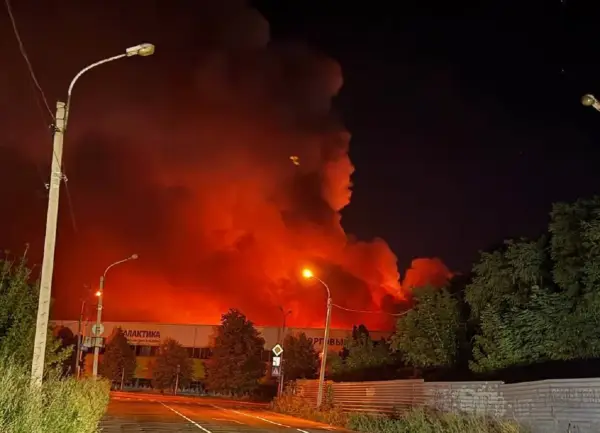 У Донецьку після атаки дронів загорівся ТЦ “Галактика”