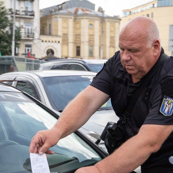 Нові правила паркування: авто біля під’їзду та на газоні забиратимуть, штраф — 680 гривень