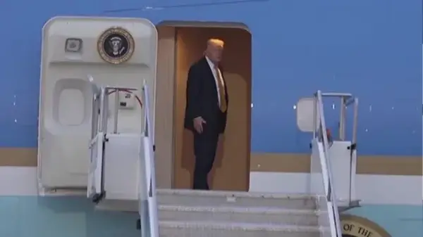 Трамп заявив, що “виконував накази” щодо таємної зміни літака