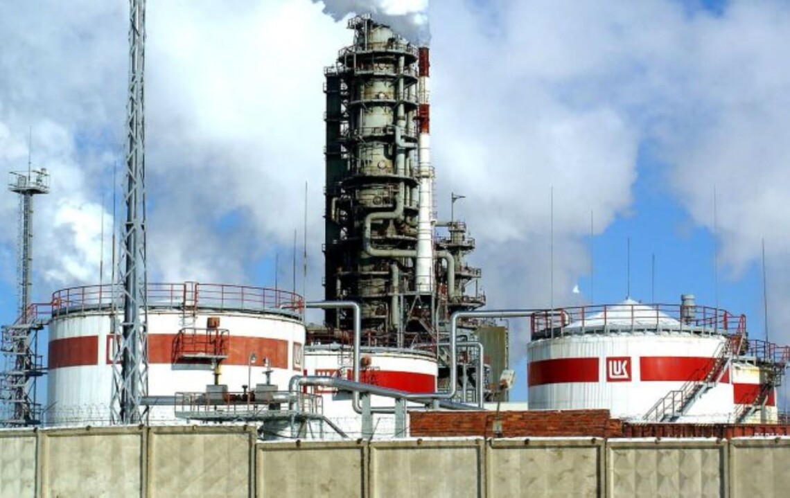 Українські дрони уразили нафтопереробний завод у Пермі та військовий аеродром Маринівка у Волгоградській області.