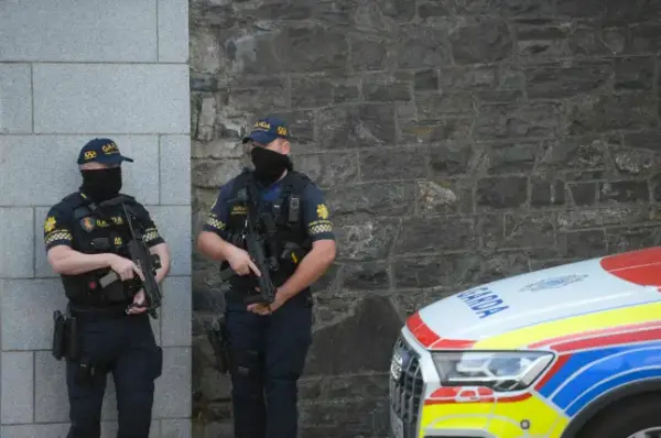 Кримінальний суд юстиції. Члени озброєного підрозділу Garda біля Кримінального суду юстиції в Дубліні.
