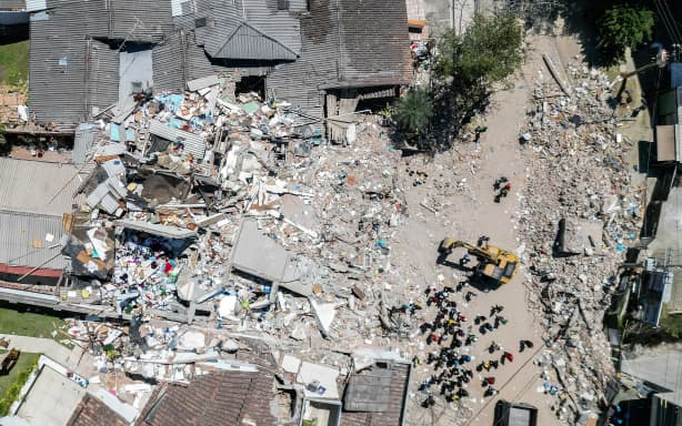Цей вид з повітря показує рятувальників, які шукають тих, хто вижив, серед уламків зруйнованої будівлі через три дні після землетрусу магнітудою 7,4 у Перейрі, Колумбія, 13 серпня 2026 року. Рятувальники в Колумбії докладають останніх зусиль для пошуку тих, хто вижив після землетрусу, вранці 13 серпня 2026 року, оскільки критичний 72-годинний термін для рятувальних операцій добігав кінця. (Фото: Луїс Акоста / AFP)