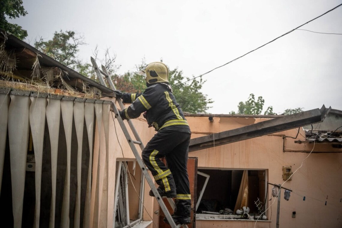 У четвер, 27 серпня, російські війська атакували Одесу, внаслідок ворожих ударів пошкоджені об’єкти інфраструктури та щонайменше троє осіб отримали поранення. Постраждалих госпіталізували.