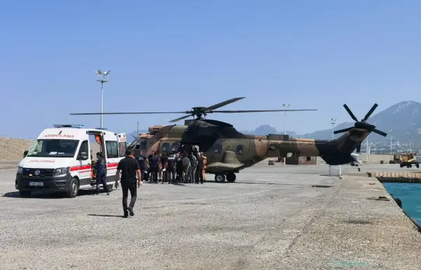 Вертоліт доставляє врятованих на берег після того, як їх евакуювали з моря внаслідок перекидання човна біля Кіренії, північний Кіпр, 30 серпня 2026 року. REUTERS/Stringer