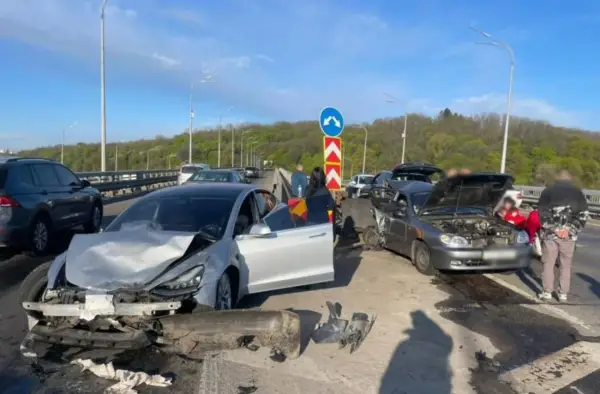 Tesla спричинила смертельну ДТП на Дарницькому мосту: водію загрожує до 8 років ув’язнення