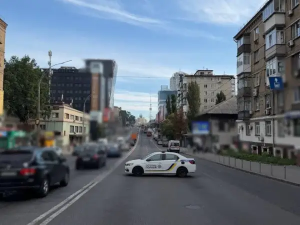 Київ: Пожежа паралізувала рух на одній із центральних вулиць