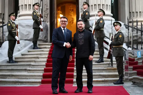 Президент України Володимир Зеленський (справа) вітає та тисне руку прем'єр-міністру Великої Британії Енді Бернему під час його прибуття до Будинку Городецького напередодні їхньої двосторонньої зустрічі у Києві 24 серпня 2026 року, під час його першої поїздки за кордон відтоді, як він вступив на посаду. Велика Британія продовжуватиме надавати оборонну допомогу Україні, незважаючи на погрози Росії, заявив прем'єр-міністр Енді Бернем 24 серпня 2026 року під час візиту до Києва, де союзники зібралися для обговорення підтримки. Постачання протиповітряної оборони має стати пріоритетом на зустрічі Коаліції бажаючих, яку спільно головуватимуть лідери Франції та Німеччини, які братимуть участь дистанційно, та британський прем'єр Бернем. (Фото: Henry NICHOLLS / POOL / AFP через Getty Images)