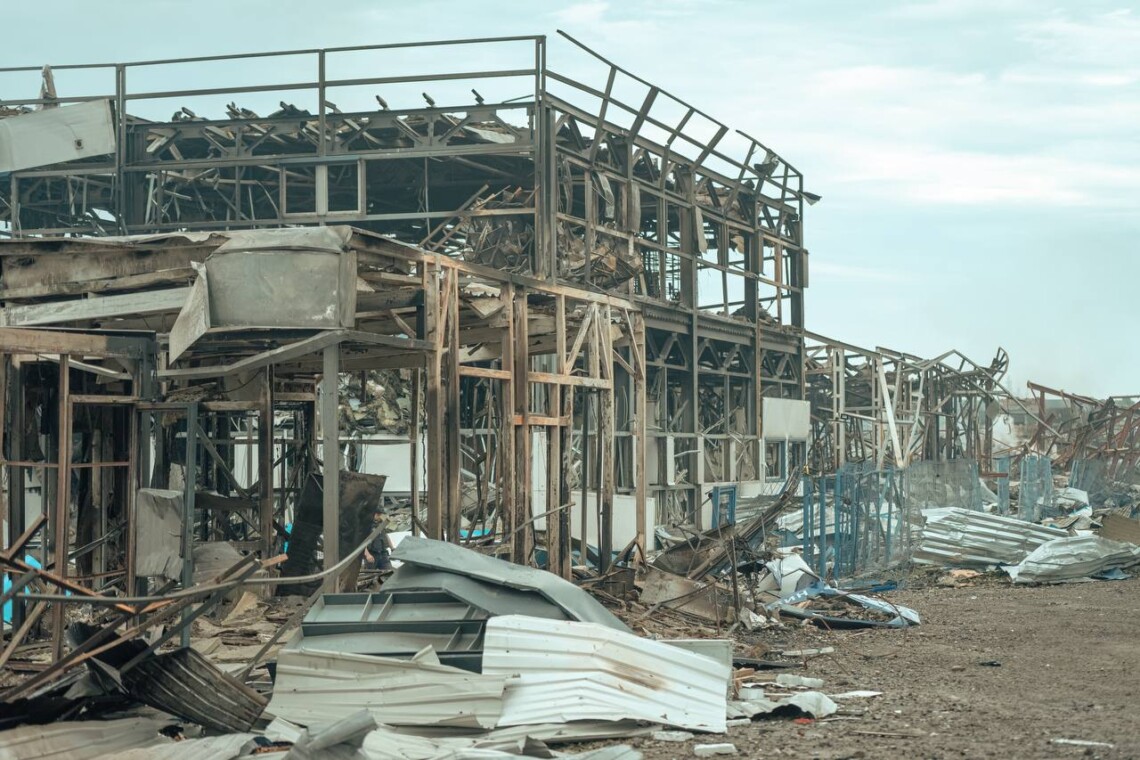 Кількість постраждалих внаслідок удару окупантів та подальшої детонації у селі Мила Київської області збільшилася до 52 осіб.