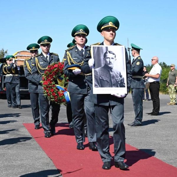 В Україну доставили прах Євгена Коновальця