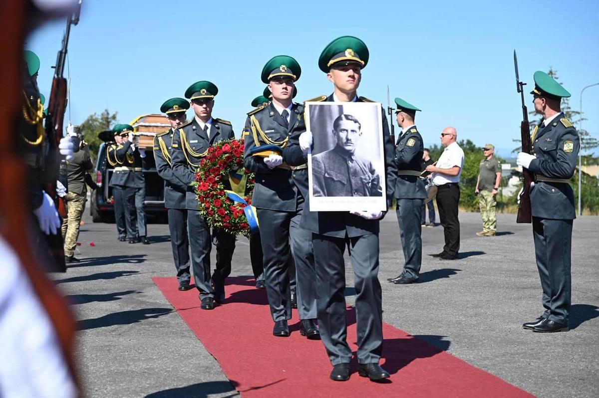 В Україну доставили прах засновника ОУН Євгена Коновальця