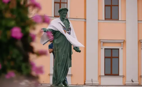 Пам’ятник Дюку в Одесі вбрали у вишиванку вперше з початку повномасштабного вторгнення