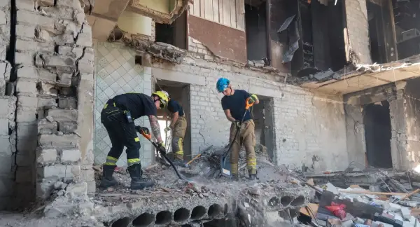 Харків: вивезено понад 100 тонн сміття після удару по житловому будинку
