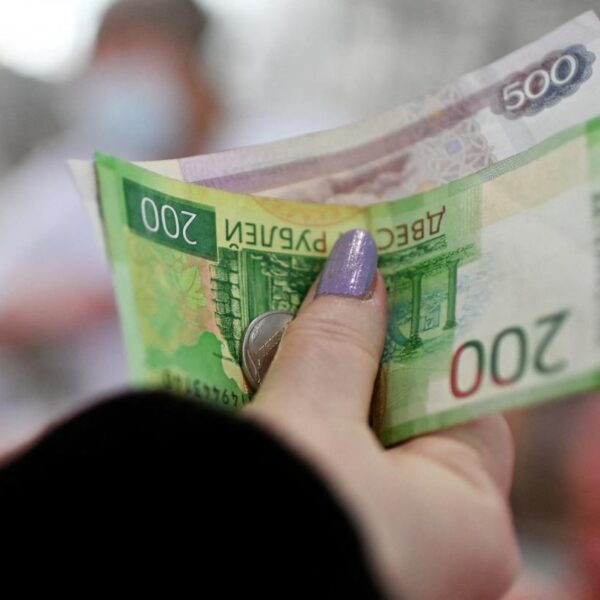 Росіяни виводять мільярди з банків, остерігаючись конфіскації вкладів на військові потреби