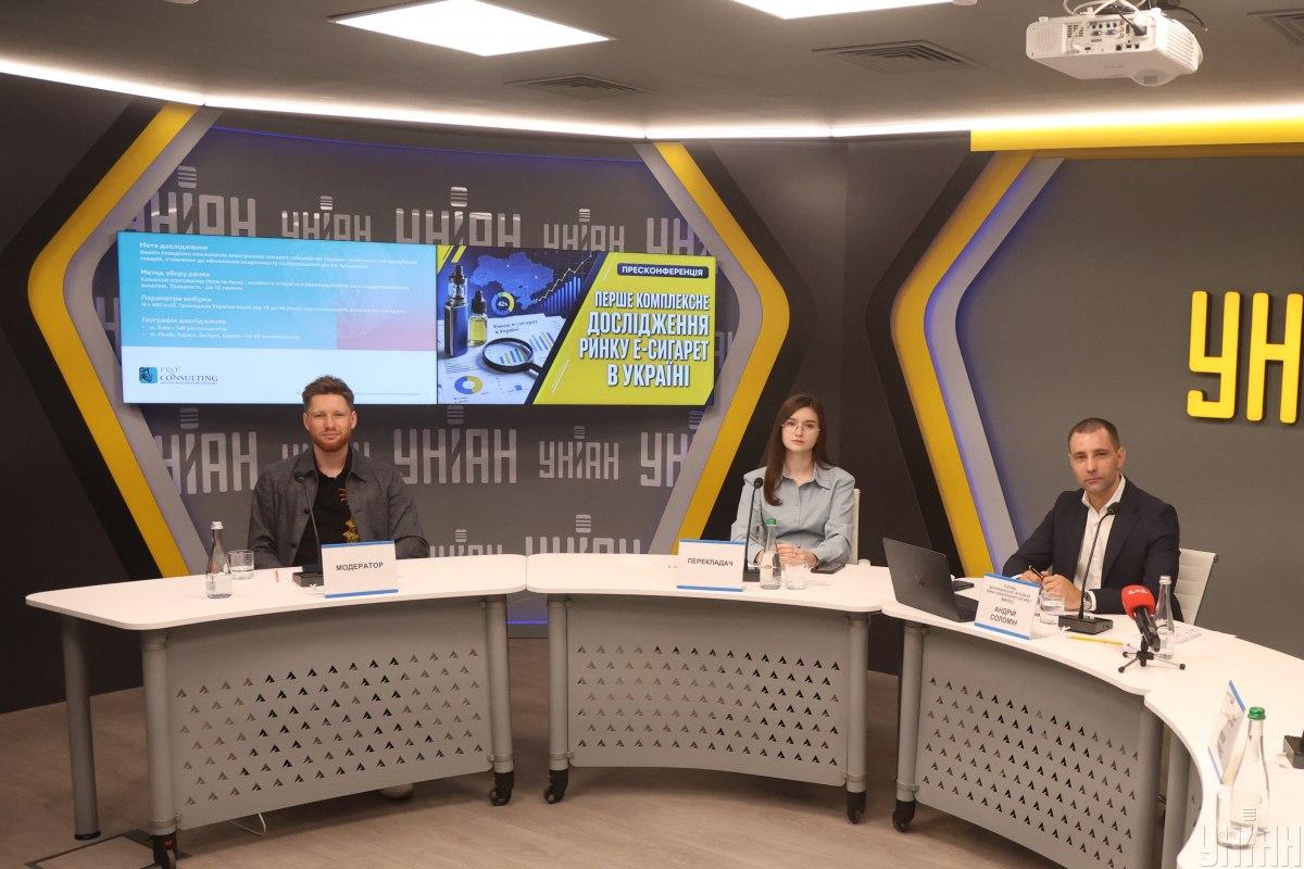 Хто насправді користується вейпами в Україні: у ВАРЕС розвінчали поширені стереотипи