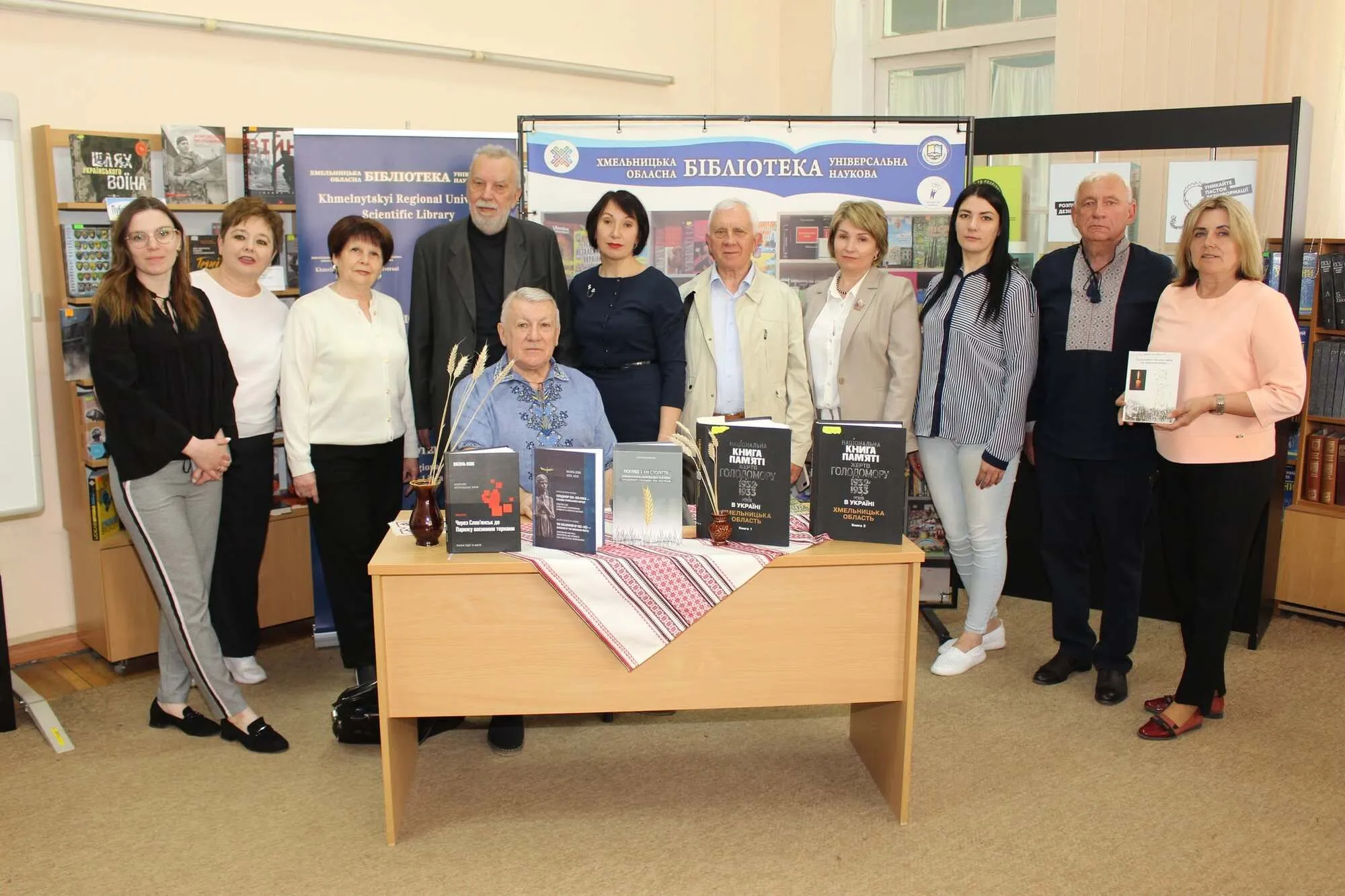 Василь Вовк у бібліотеці