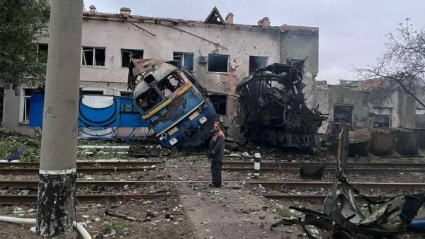 Росія атакувала потяг “Суми – Київ”: спалахнув локомотив