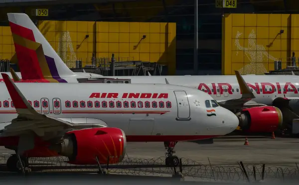 Делі, Індія – 15 травня: Літаки Air India припарковані в міжнародному аеропорту Індіри Ганді 15 травня 2026 року в Делі, Індія. Оскільки іранська війна тисне на економіку, зростання цін на паливо та товари продовжує впливати на транспорт, роздрібні ринки, малий бізнес, споживчі витрати та міжнародні подорожі в Індії після нещодавніх заяв прем'єр-міністра Індії Нарендри Моді, який закликав до споживчого стриманості та скорочення необов'язкових витрат і подорожей. (Фото: Рітеш Шукла/Getty Images)