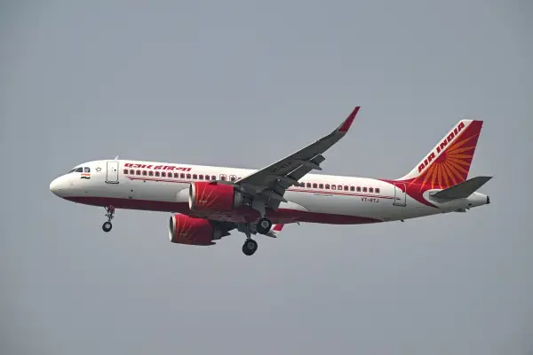 Літак Airbus A320, що належить Air India Ltd., готується до посадки в Міжнародному аеропорту Індіри Ганді в Нью-Делі, Індія, у суботу, 14 червня 2025 року. (Фотограф: Пракаш Сінгх/Bloomberg через Getty Images)