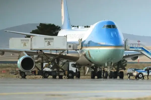 Вантажівки-кейтерінги припарковані біля Air Force One на злітній смузі, коли кортеж, що перевозив президента США Дональда Трампа, прибуває на злітну смугу для відправлення після саміту НАТО в Міжнародному аеропорту Анкари в Анкарі, Туреччина, середа, 8 липня 2026 року. (Фото AP/Алекс Брендон)