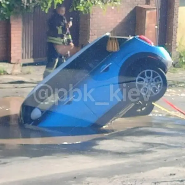 На Хрещатику провалилася автівка через прорив водопроводу