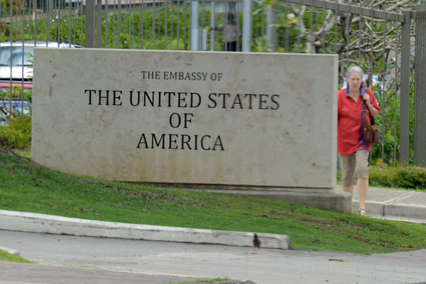 Знак посольства США в Суві
