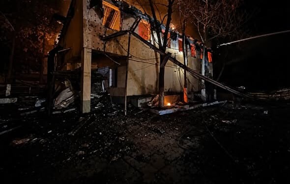 У Білгород-Дністровському районі Одещини внаслідок нічної атаки російських безпілотників зруйнована будівля взуттєвої фабрики. Після удару загорілися їдальня, котельня та легковий автомобіль.
